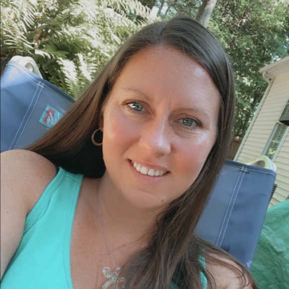 Tawni ✨Posh Ambassador✨ - Picture 1 of 3